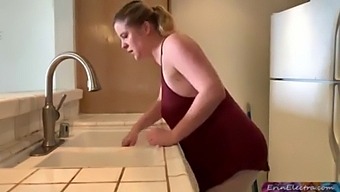キッチンで熟女とティーンカップル