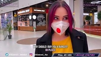 Orosz Ügynök Megcsókol És Szexel Egy Diáklánnyal Egy Próbafülkében