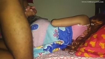 Ejaculação Sem Querer Da Penetração Inesperada Do Padrasto Durante O Sono