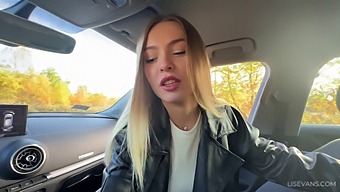 Egy Dögös Szőke Csaj Elveszik, És Egy Srác Segít Neki!