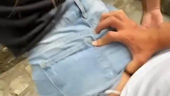 زوجين شابين يكاد يتم القبض عليهم أثناء ممارسة الجنس في وجهة سياحية شهيرة - لقاء في الهواء الطلق محفوف بالمخاطر.