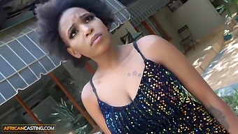 Audiții De Model African Pentru Un Contract De Modeling Și Este Penetrată De Agentul Ei