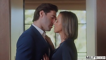 Serenity, Uma Milf Safada, Seduz Um Jovem Garanhão Na Frente Do Marido