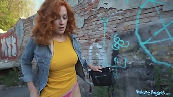 Sigara Içen Sıcak Kızıl Saçlı Bir Garsonun Sakso Çektiği Ve Halka Açık Alanda Arkadan Sikiştiği Hd Video
