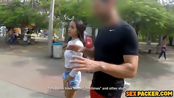 Ters Dönmüşken Anal Penetrasyon Için Sabırsızlanan Etkileyici Küçük Esmer
