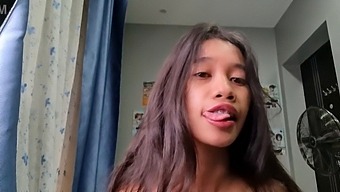 Una Ragazza Asiatica Minuta Con Una Statura Stretta