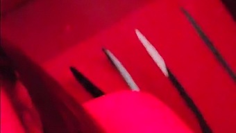 Vstopim V Swinger Klub, Se Podredim Škatli Za Anonimni Analni Užitek In Kriknem Od Ekstaze