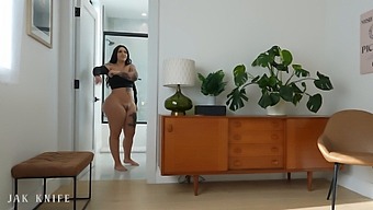 I Checked The Apartment, Found A Sexy Roommate With An Amazing Big Ass - Roxanne Roselle